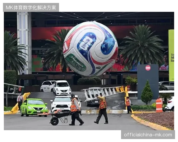 国际足联裁判委员会强调将严惩球场上的非体育行为,对拖延时间和夸张倒地的容忍度显著下降 国际足联裁判委员会强调将严惩球场上的非体育行为,对拖延时间和夸张倒地的容忍度显著下降